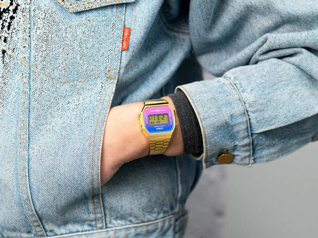 Montre Casio A168WERG-2AEF cadran rectangulaire multicolore affichage digital gros plan