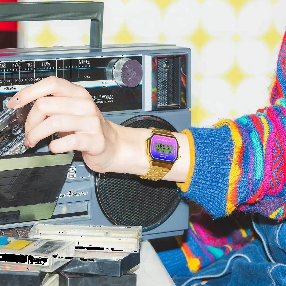 Casio A168WERG-2AEF boîtier or acier inoxydable verso et épaisseur