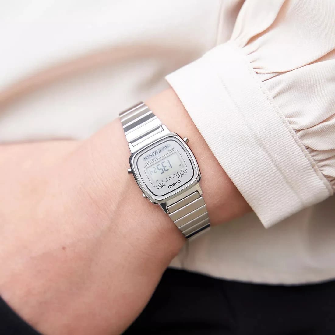 Montre Casio LA670WEA-7EF gros plan cadran carré digital vintage