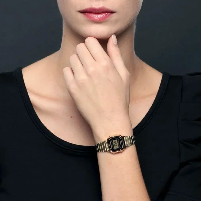 Montre Casio LA670WEGA-1EF femme vue de profil