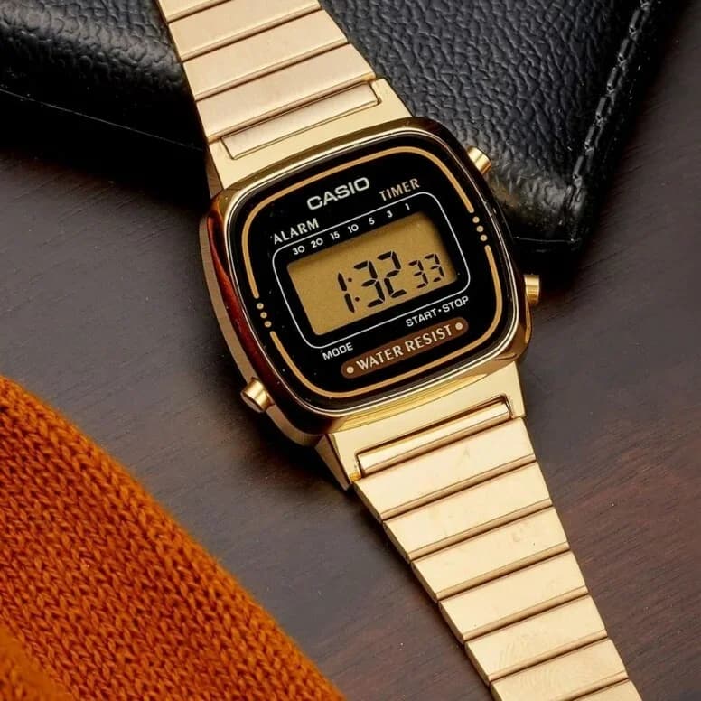 Montre Casio LA670WEGA-1EF femme détail cadran noir