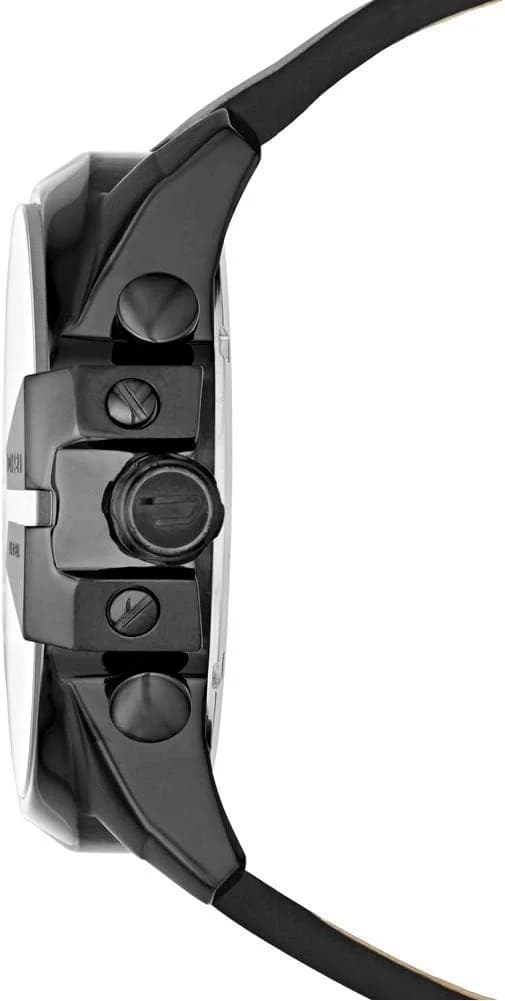 Détail cadran Diesel DZ4401 avec aiguilles luminescentes et date à 3h sur fond noir texturé