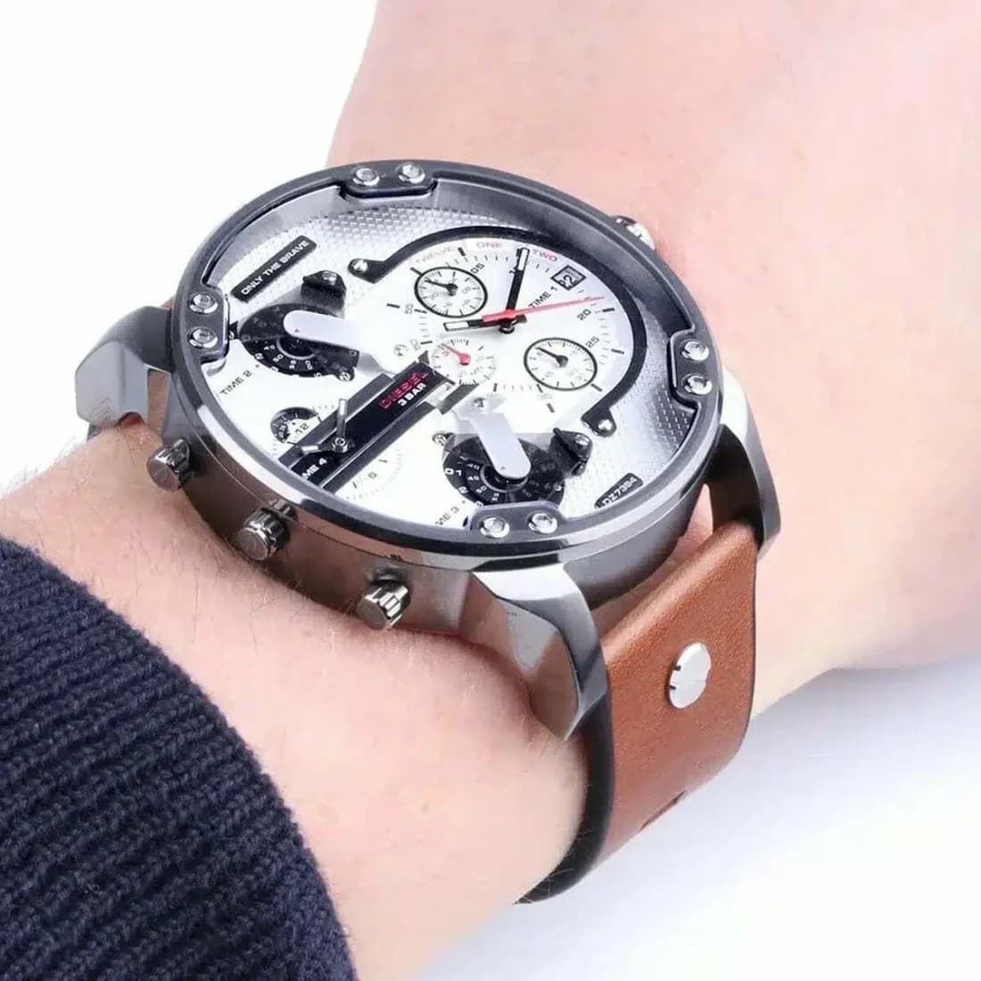 Profil boîtier Diesel DZ7394 boîtier acier gris anthracite brossé large couronne protégée lunette crantée vue de profil épais