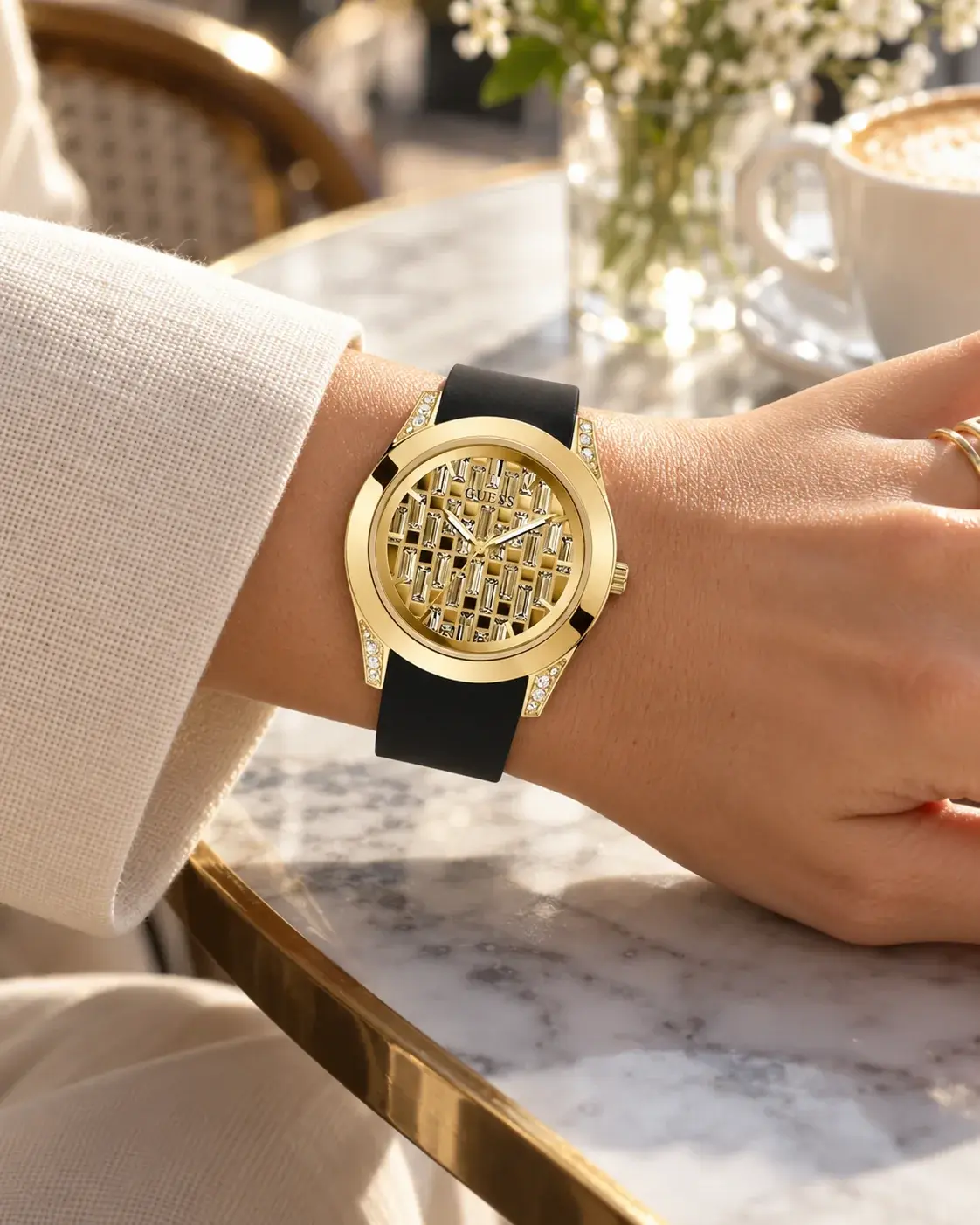 Montre femme Guess GW0109L1 portée au poignet en ville