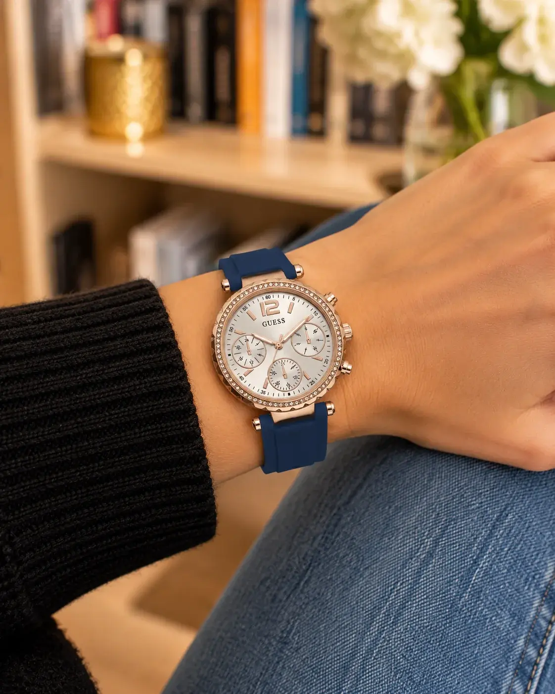 Montre femme Guess GW0113L3 portée au poignet en ville