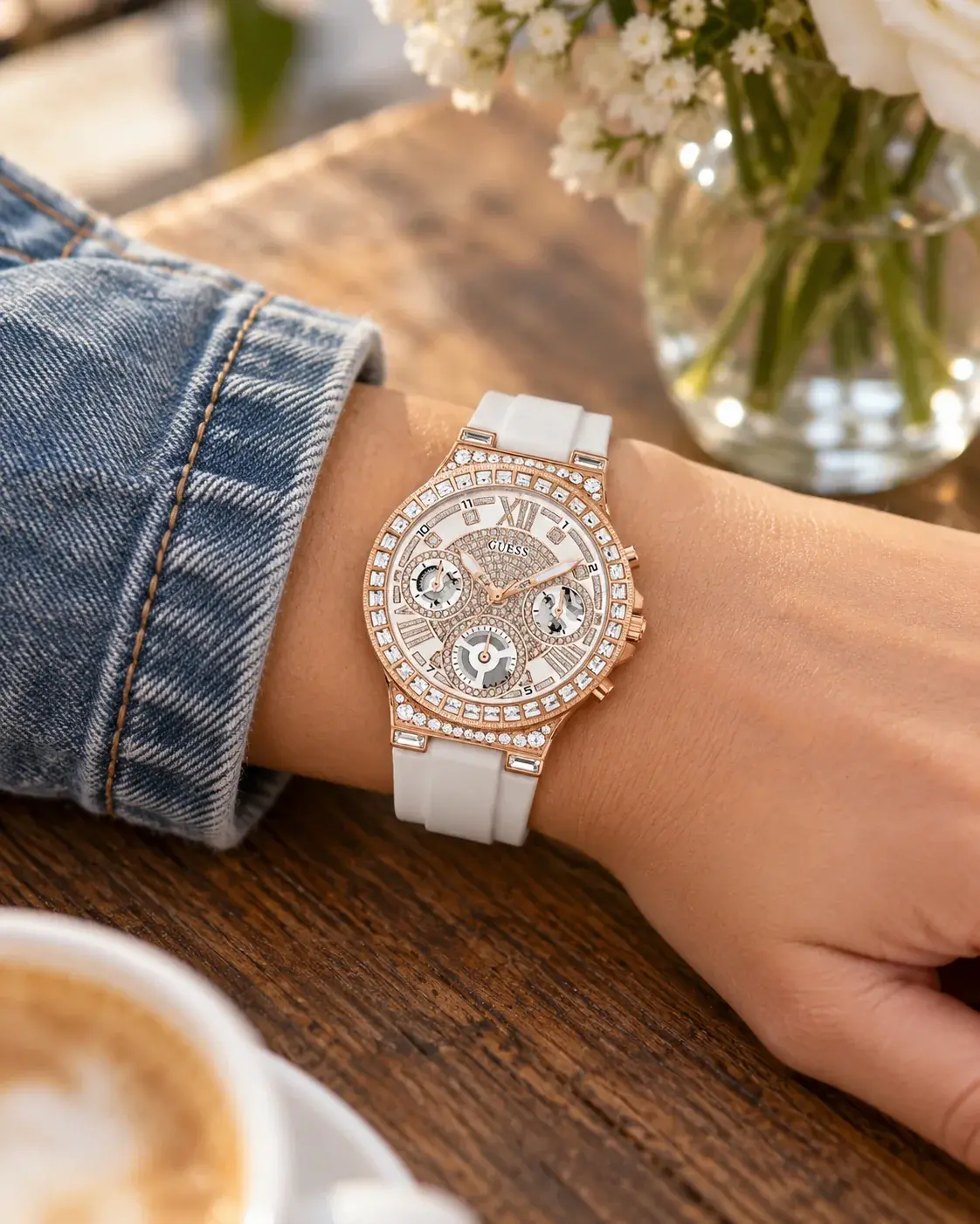 Montre femme Guess GW0257L2 portée au poignet en ville
