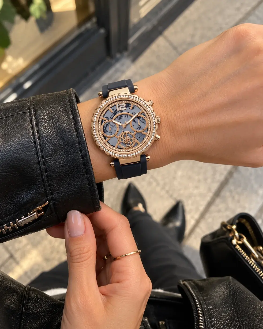 Montre Guess GW0484L2 femme portée au poignet, le poignet levé pour lire l'heure