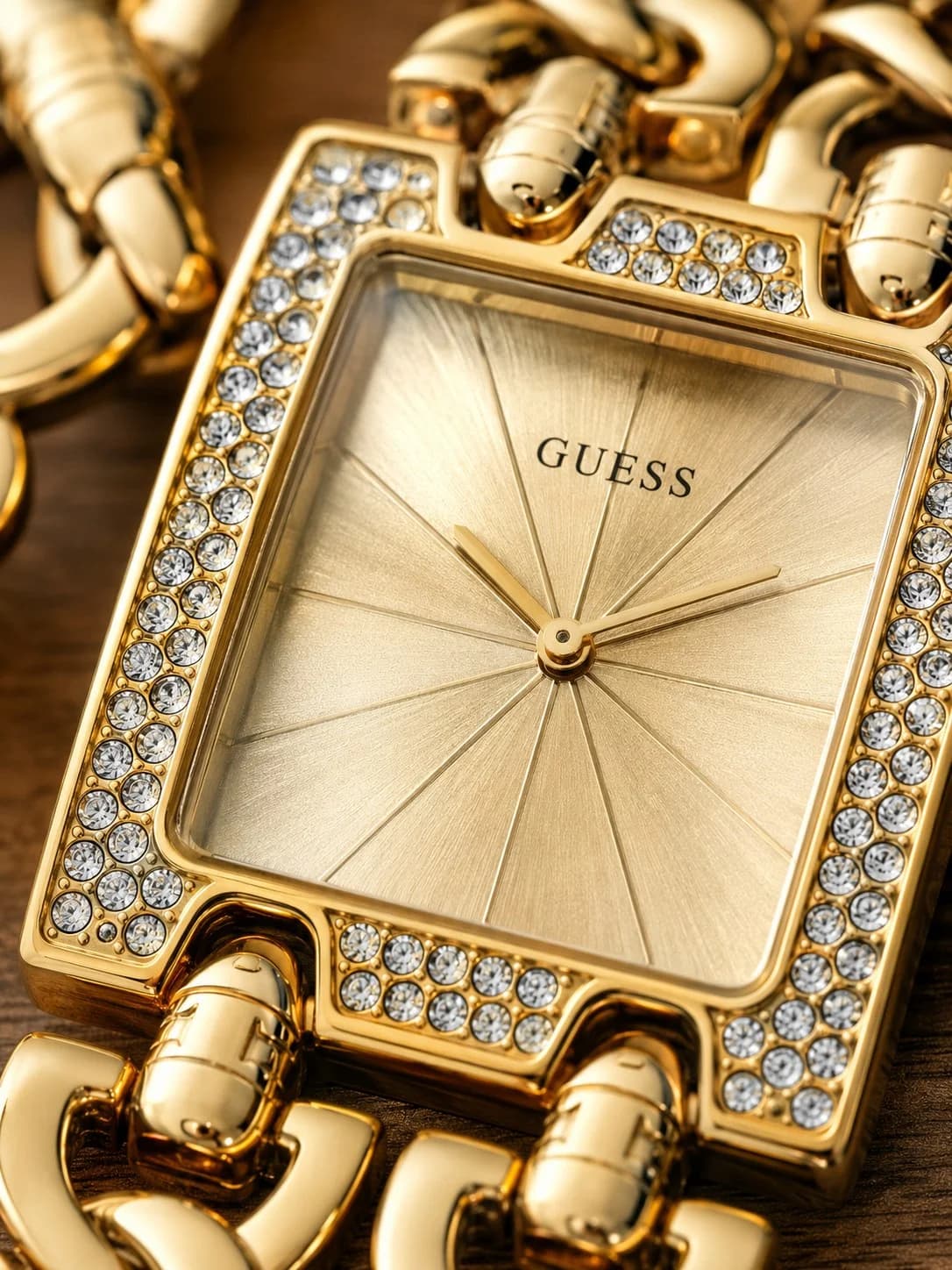 Bracelet Guess W0072L1 bracelet chaîne maillons gourmette en acier doré, fermoir déployant à pression sécurisé