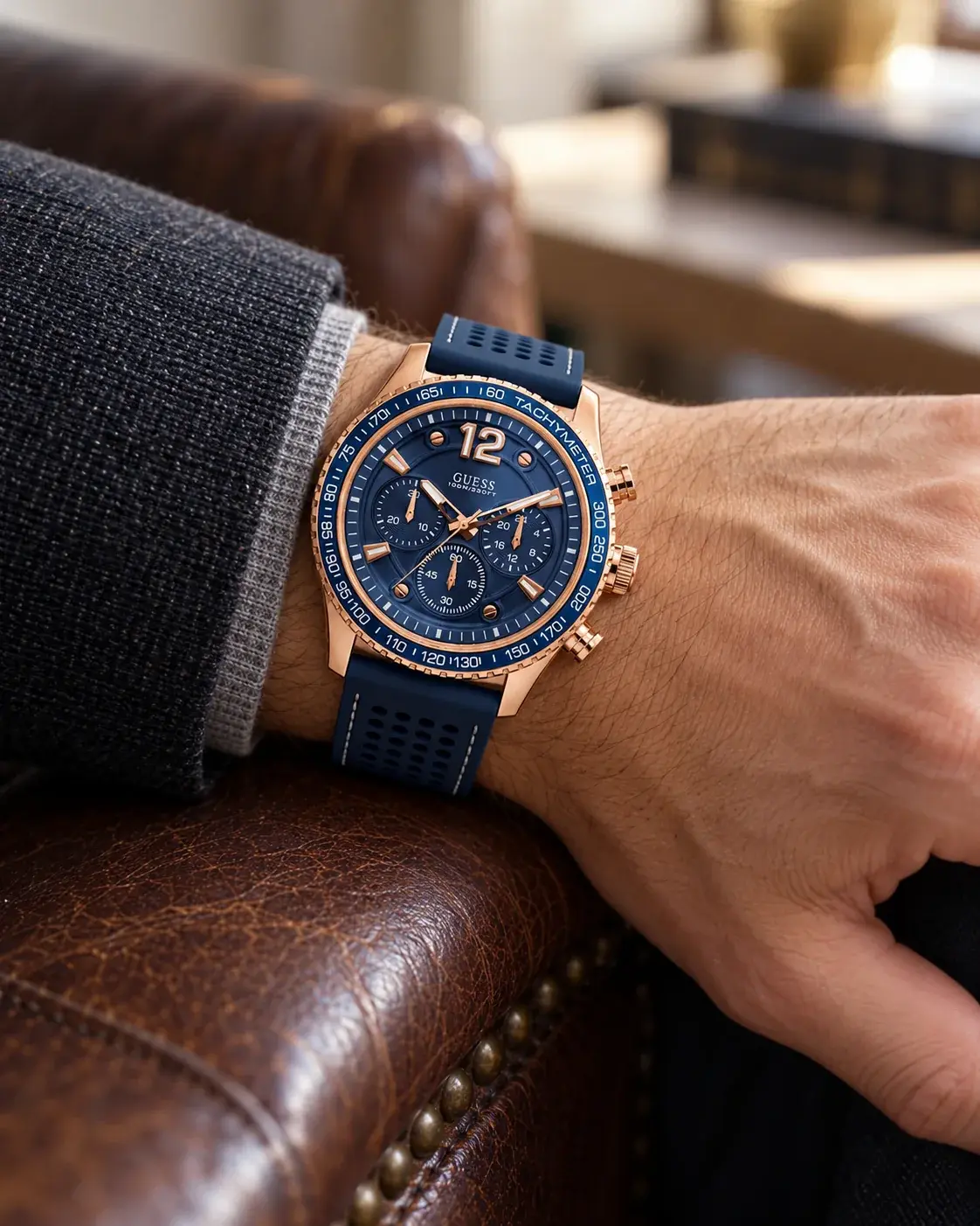 Montre homme Guess W0971G3 portée au poignet en ville