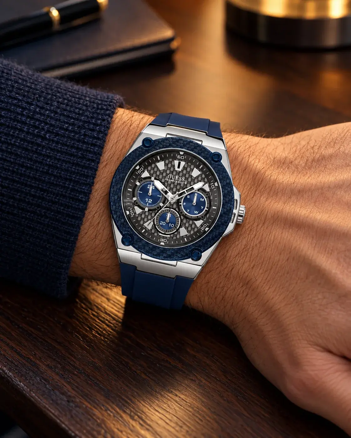 Montre homme Guess W1049G1 portée au poignet en ville