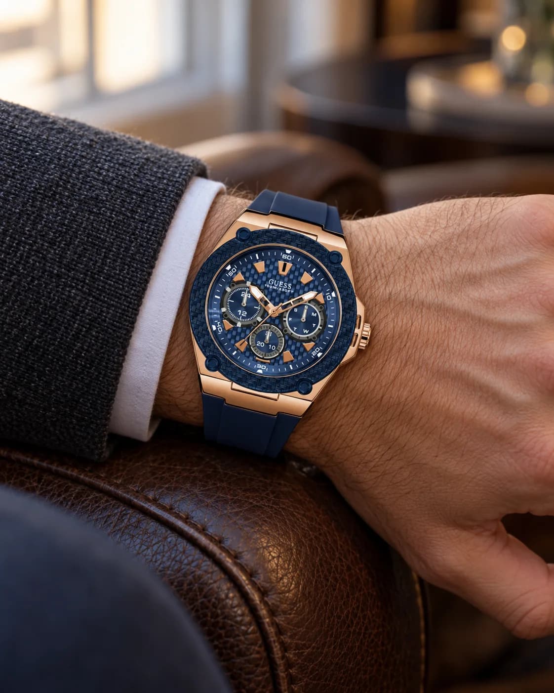 Montre homme Guess W1049G2 portée au poignet en ville