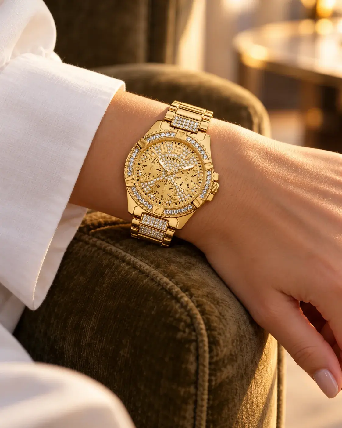 Montre femme Guess W1156L2 portée au poignet en ville