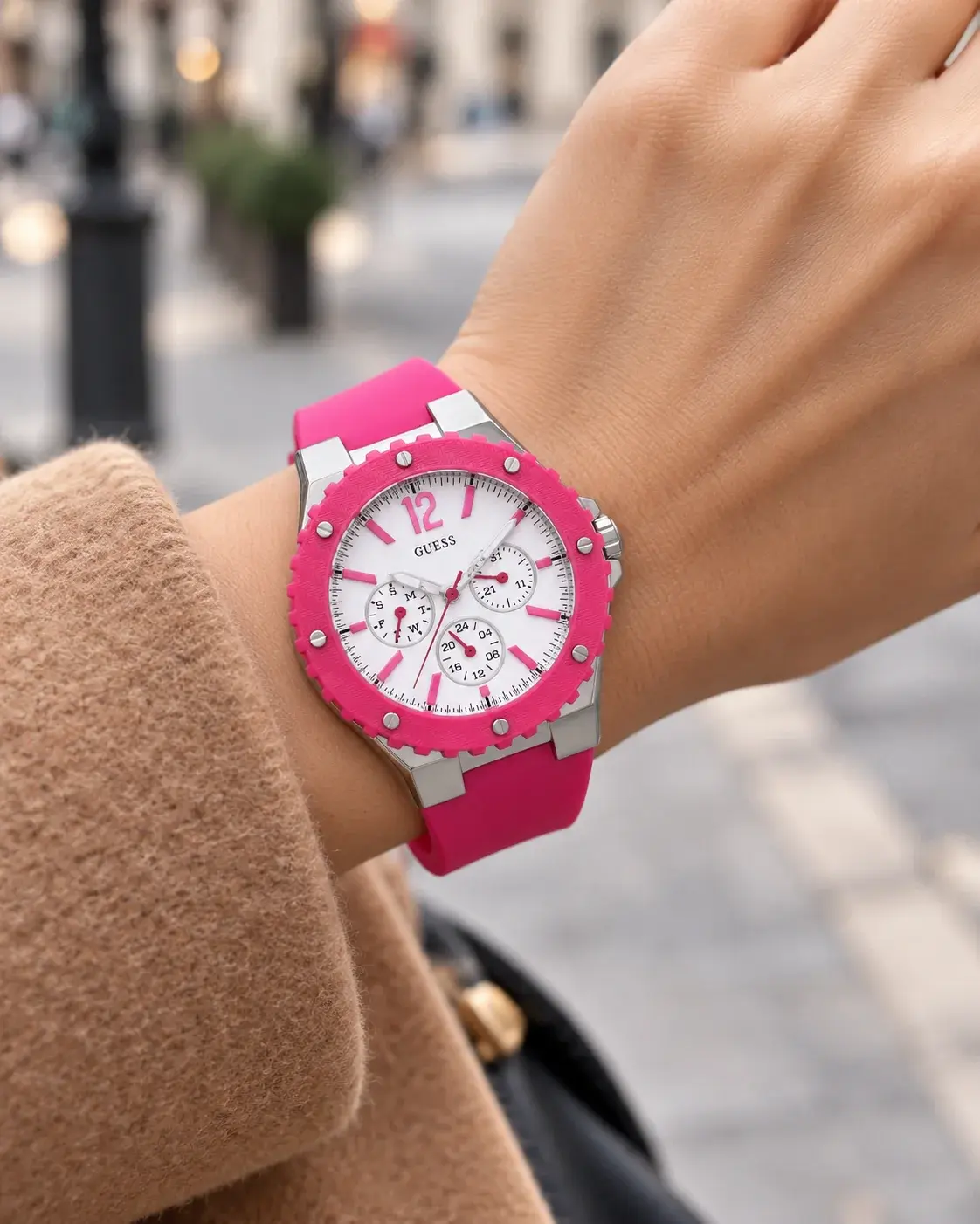 Montre femme Guess W90084L2 portée au poignet en ville