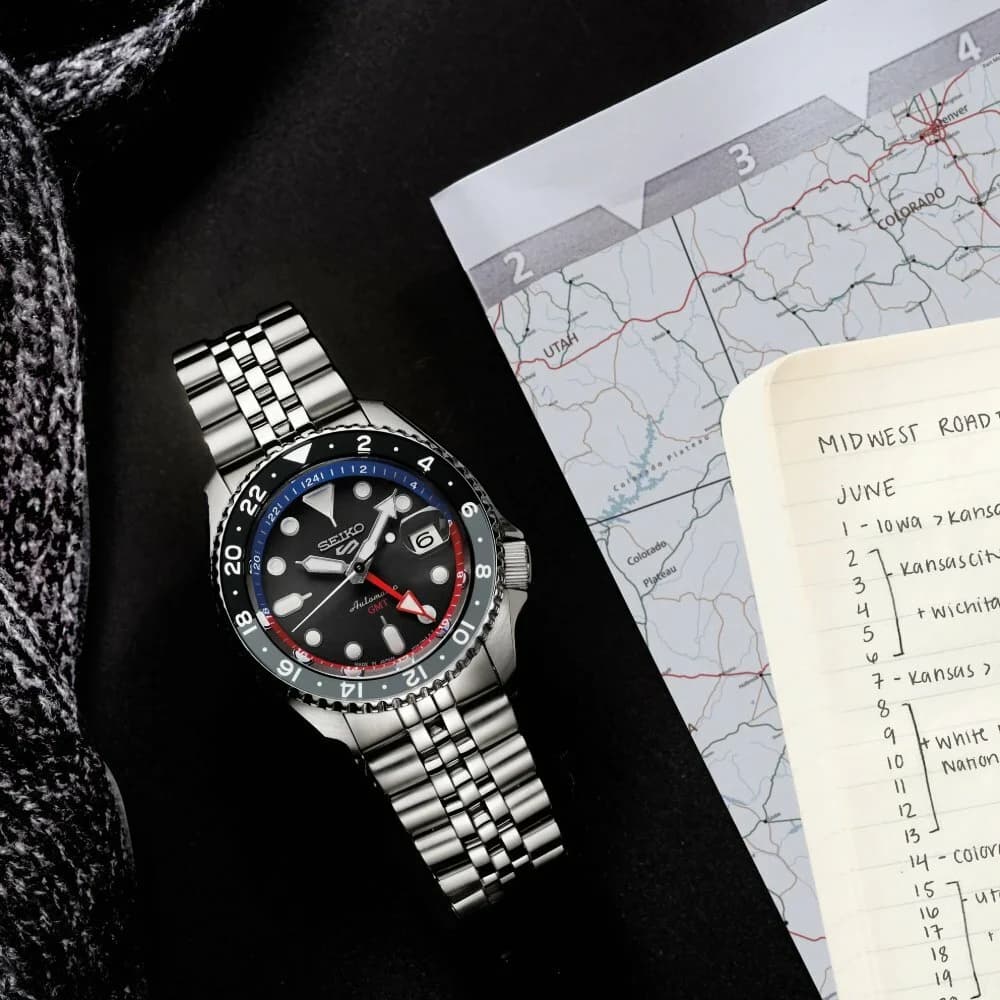 Seiko SSK019K1 cadran noir index GMT aiguilles automatique gros plan