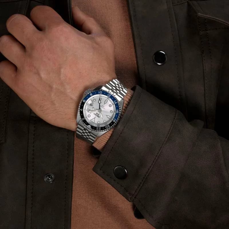 Montre Seiko SSK033K1 cadran blanc analogique index aiguilles gros plan