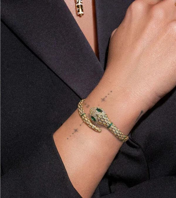 Bracelet Jonc APM Monaco serpent plaqué or jaune et incrusté de cristaux vue 3