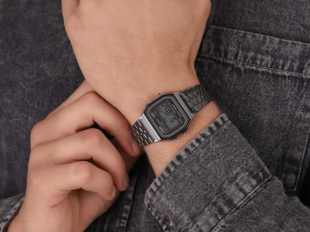 Montre Casio A158WETB-ADF unisexe détail bracelet acier inoxydable