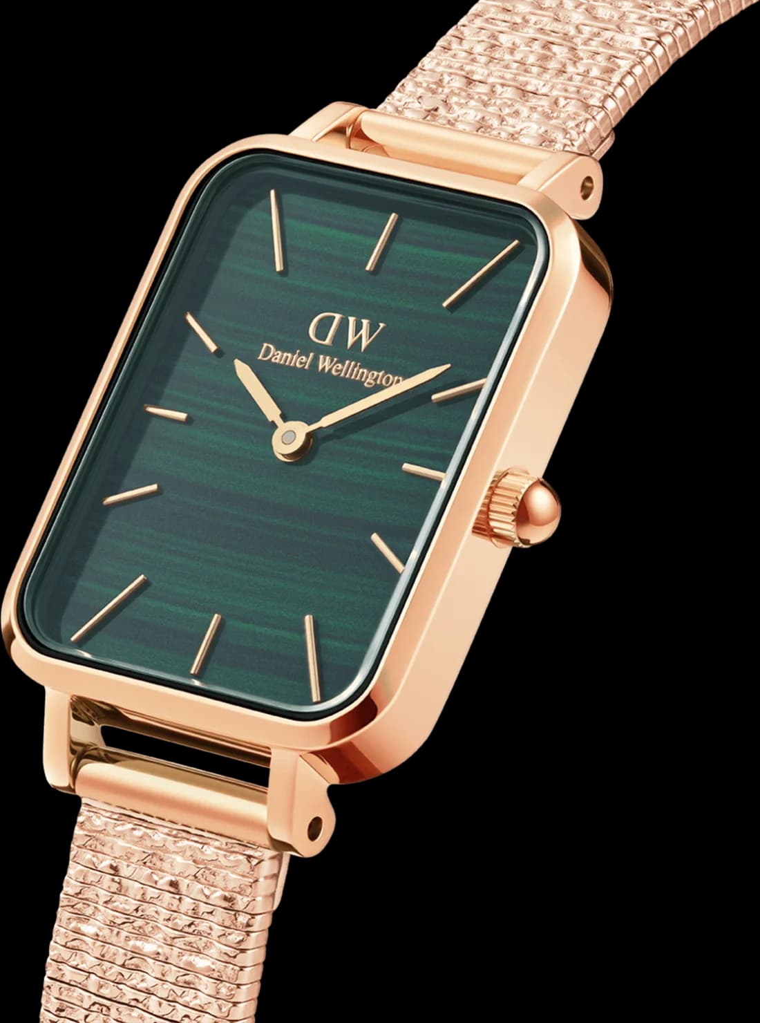 Détail cadran Daniel Wellington 109932 index bâtons dorés aiguilles or fines sur cadran vert pressé sans date
