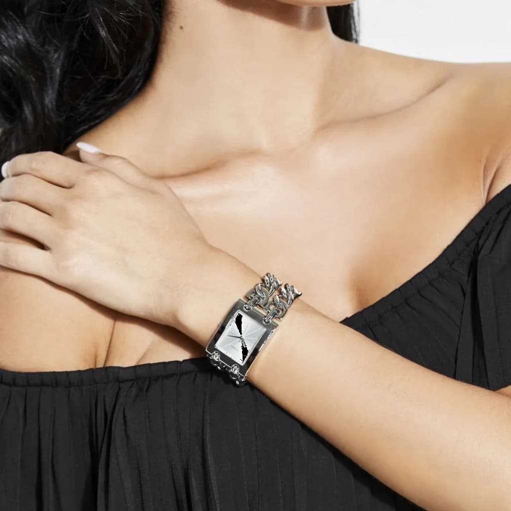 Montre Guess W1117L1 femme détail bracelet acier inoxydable