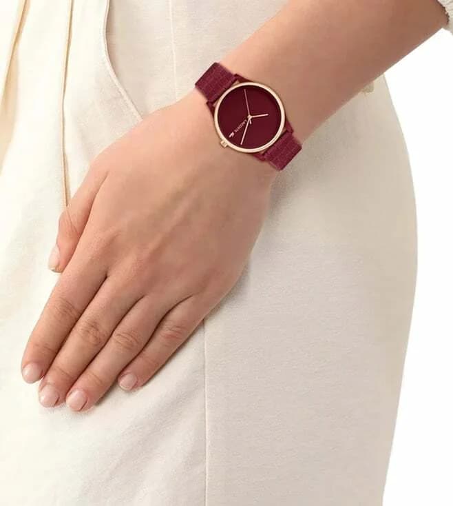 Montre Lacoste 2001283 femme détail cadran rouge