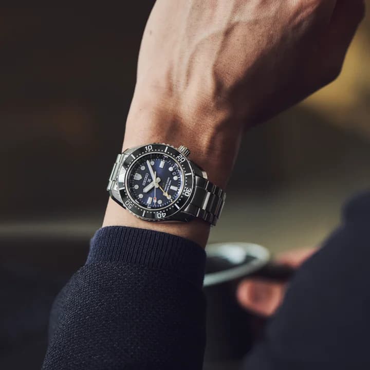 Seiko SBEJ021 cadran bleu index ronds verre saphir GMT automatique