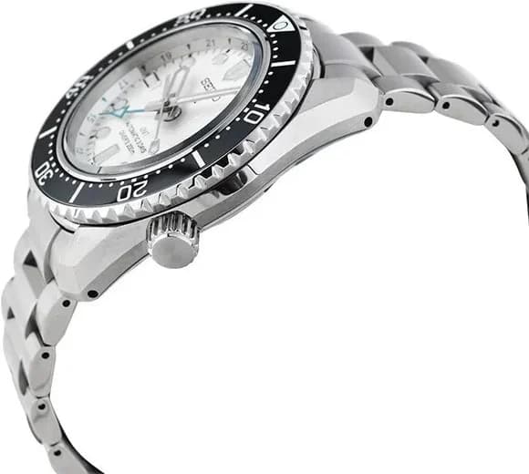Seiko SPB439J1 cadran argenté index ronds aiguilles GMT gros plan
