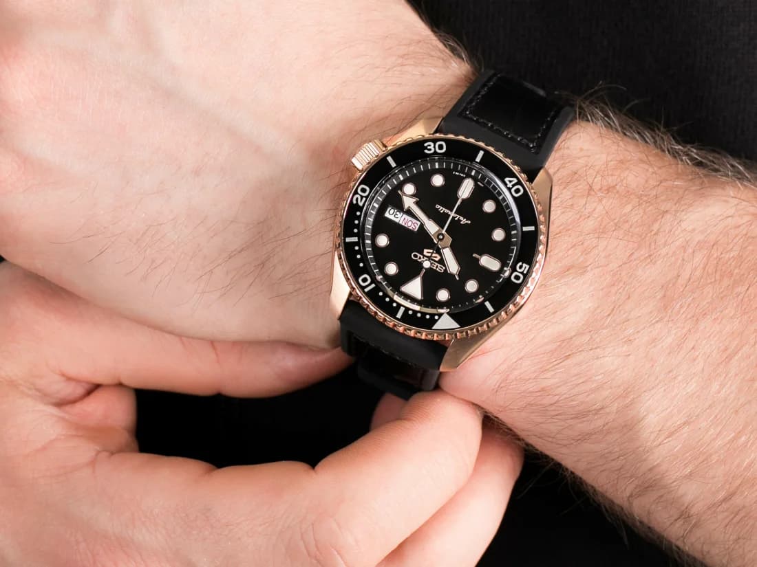 Montre Seiko SRPD76K1 Automatique 5 Sports Finition Or Rose et Silicone vue 5