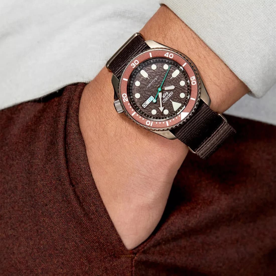 Montre Seiko SRPD85K1 Automatique Cadran Marron et Bracelet Textile Kaki vue 4