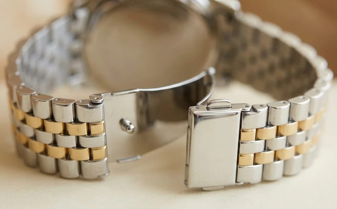 Macro of the deployant clasp of the Michael Kors MK5955 with the visible two-tone steel mechanism