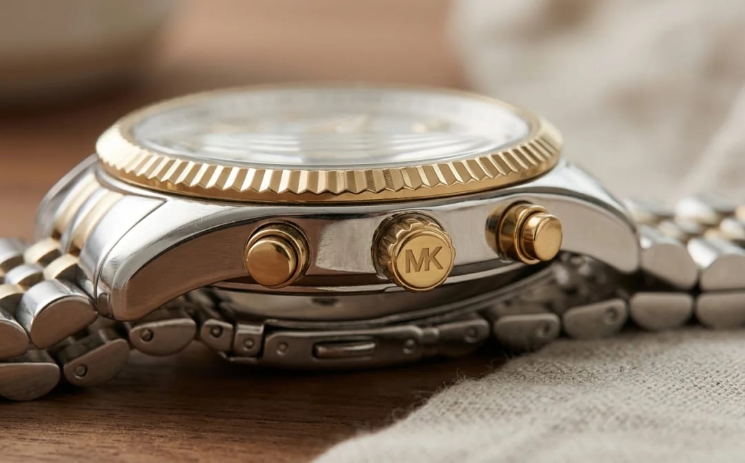 Side view of the Michael Kors MK5955 showing the crown and the two chronograph pushers on the right flank of the case