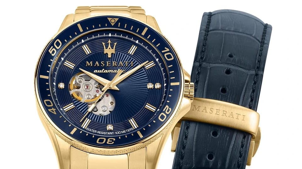 Maserati Sfida R8823140004 vue de face avec son cadran bleu à trois cercles concentriques, à côté du second bracelet cuir bleu façon alligator livré dans le coffret