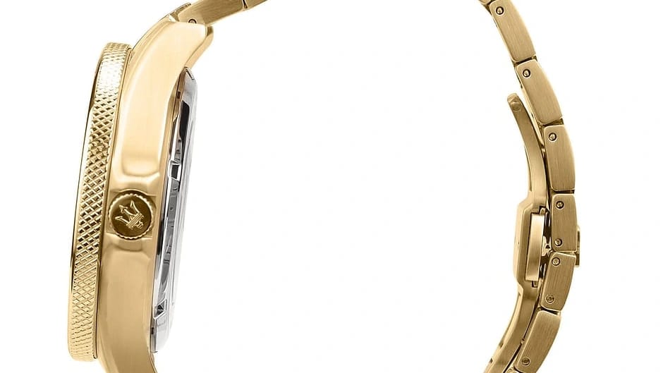 Profil de la Maserati Sfida R8823140004 montrant le flanc moleté de la lunette, la couronne gravée du trident, l'épaisseur du boîtier et le fond transparent