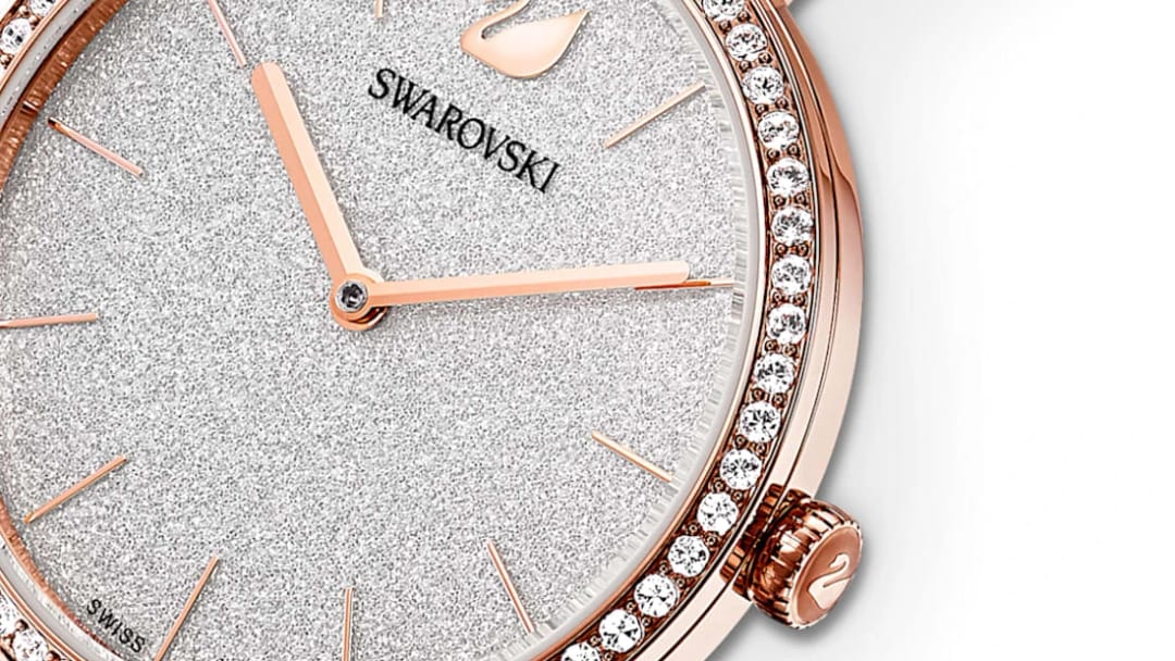 Macro du cadran d'une montre Swarovski Cosmopolitan : texture granuleuse de micro-cristaux et cristaux taillés sertis un à un sur la lunette