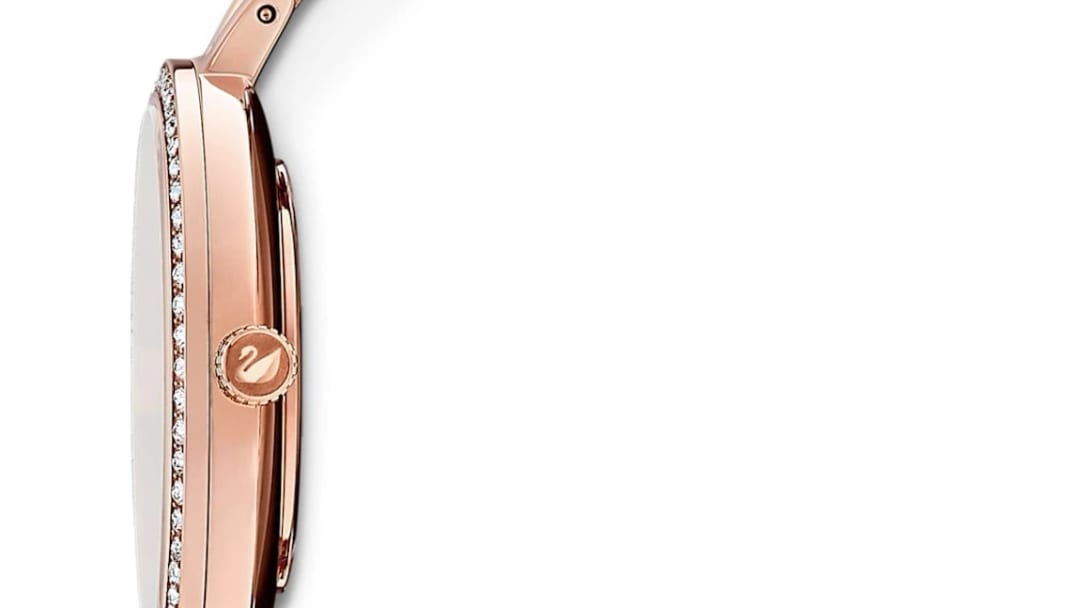 Profil d'une montre Swarovski montrant la finesse du boîtier acier doré rose, la couronne gravée du cygne et les cristaux sertis de la lunette vus de côté