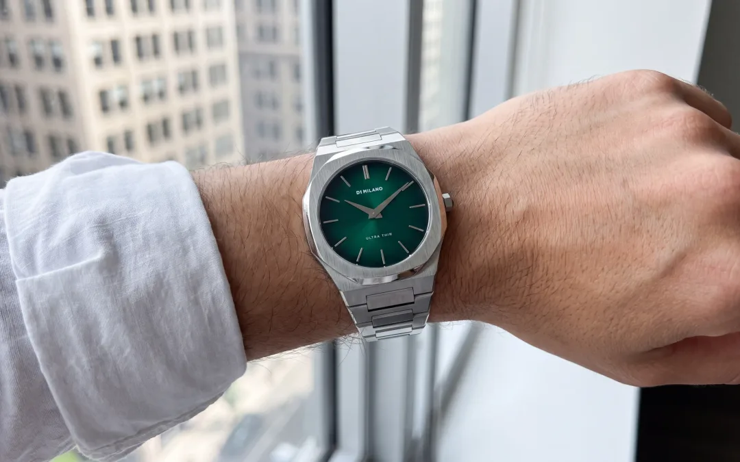 Montre octogonale D1 Milano Ultra Thin UTBJ37 cadran vert sur acier portée avec une chemise blanche