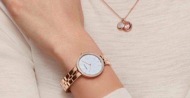 Cadran cristal d'une montre Swarovski Cosmopolitan avec lunette sertie et cygne signature
