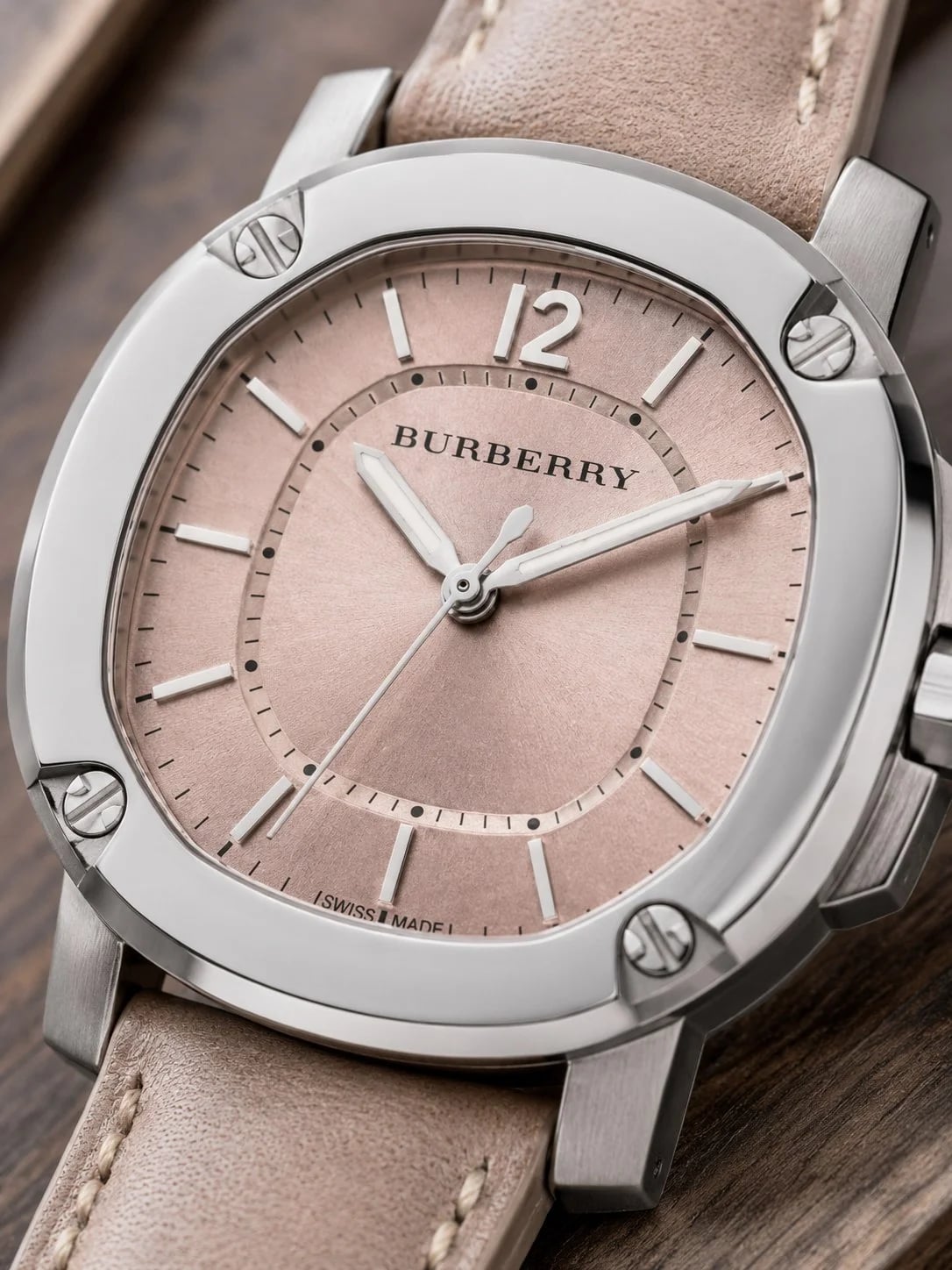 Détail cadran Burberry BBY1700 avec aiguilles dauphine, guichet date à 3h, finition soleillée