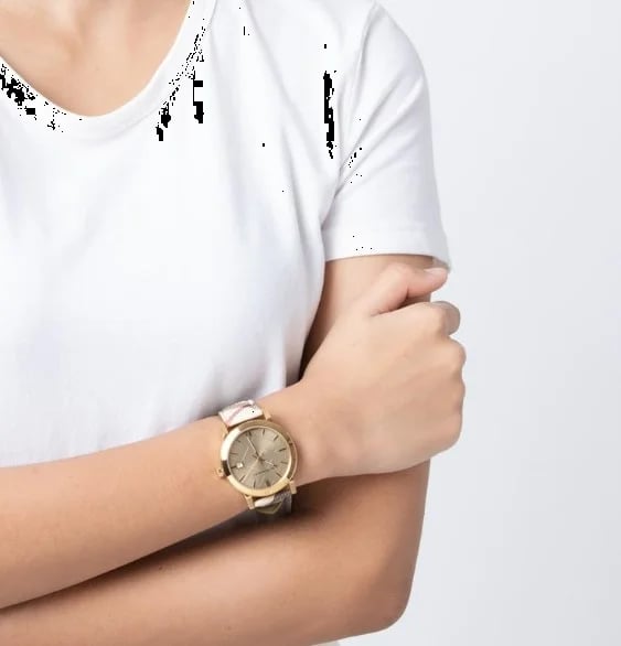 Détail bracelet toile beige Burberry BU9026 The City boucle ardillon 18mm femme