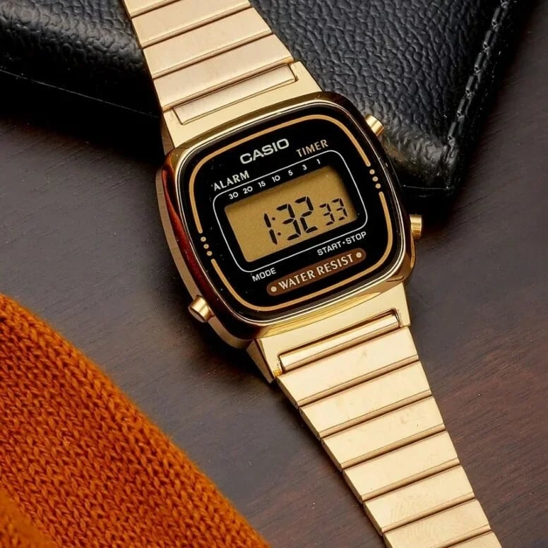 Montre Casio LA670WEGA-1EF femme détail cadran noir