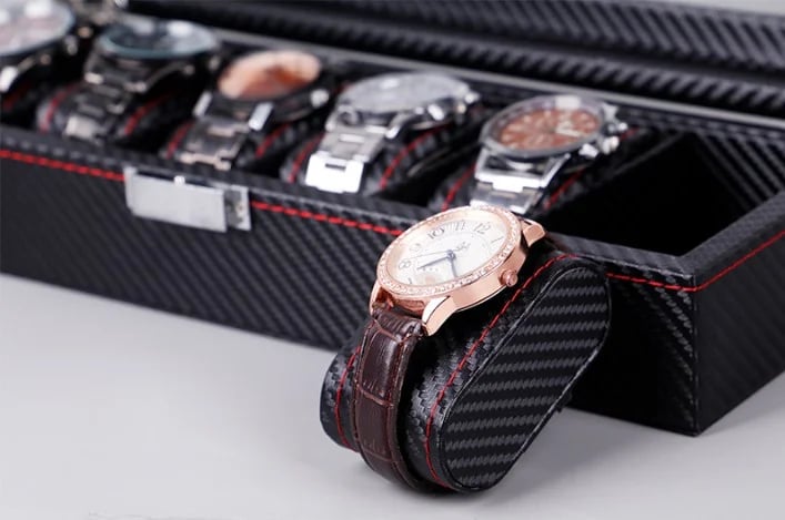 Boîte à montres Monza effet carbone à 6 compartiments et couvercle vitré vue 3