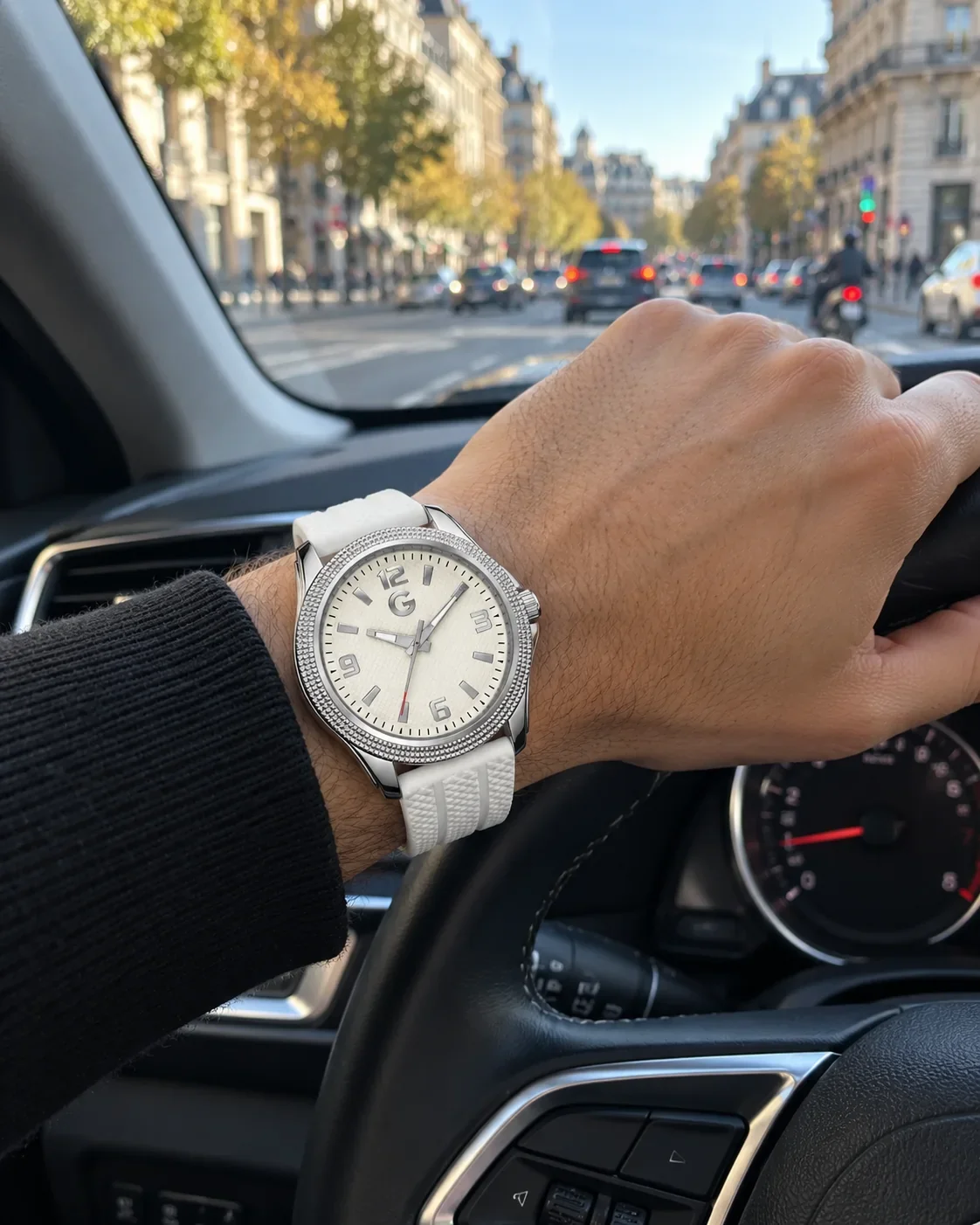 Montre Guess G74040G1 homme portée au poignet, au volant d'une voiture