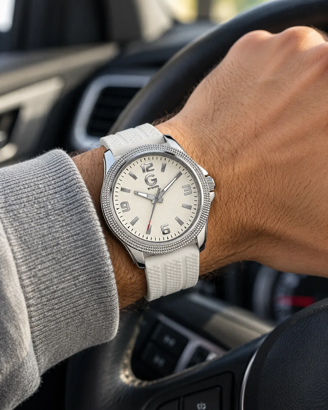 Montre homme Guess G74040G1 portée au poignet en ville