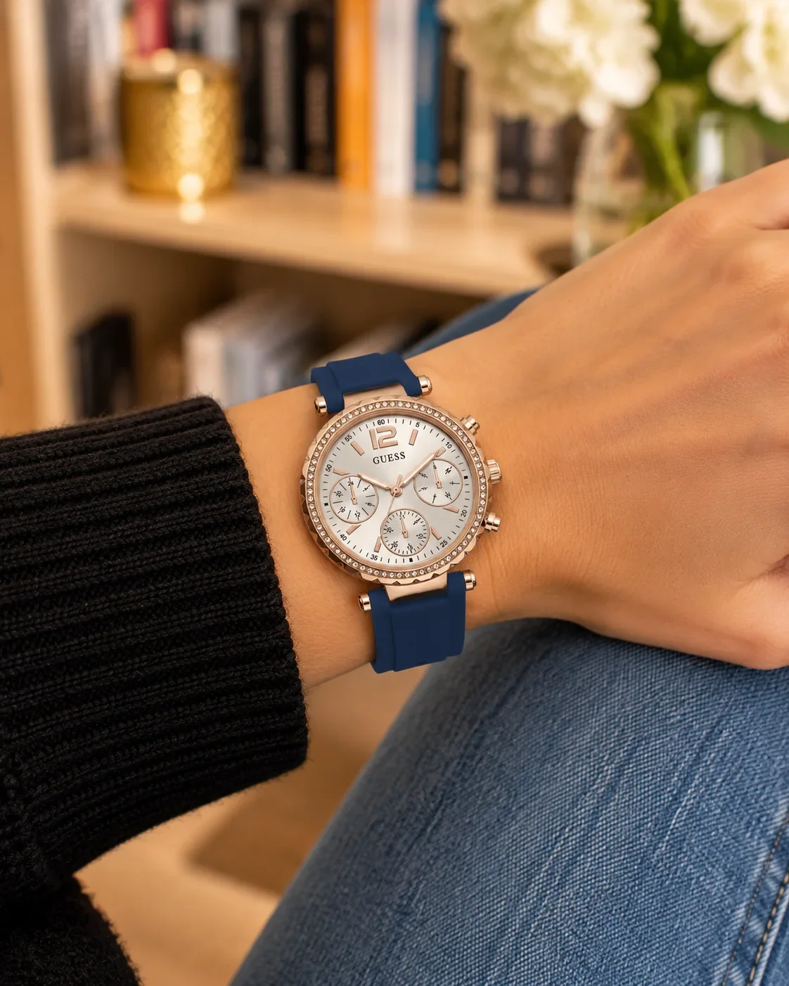 Montre femme Guess GW0113L3 portée au poignet en ville