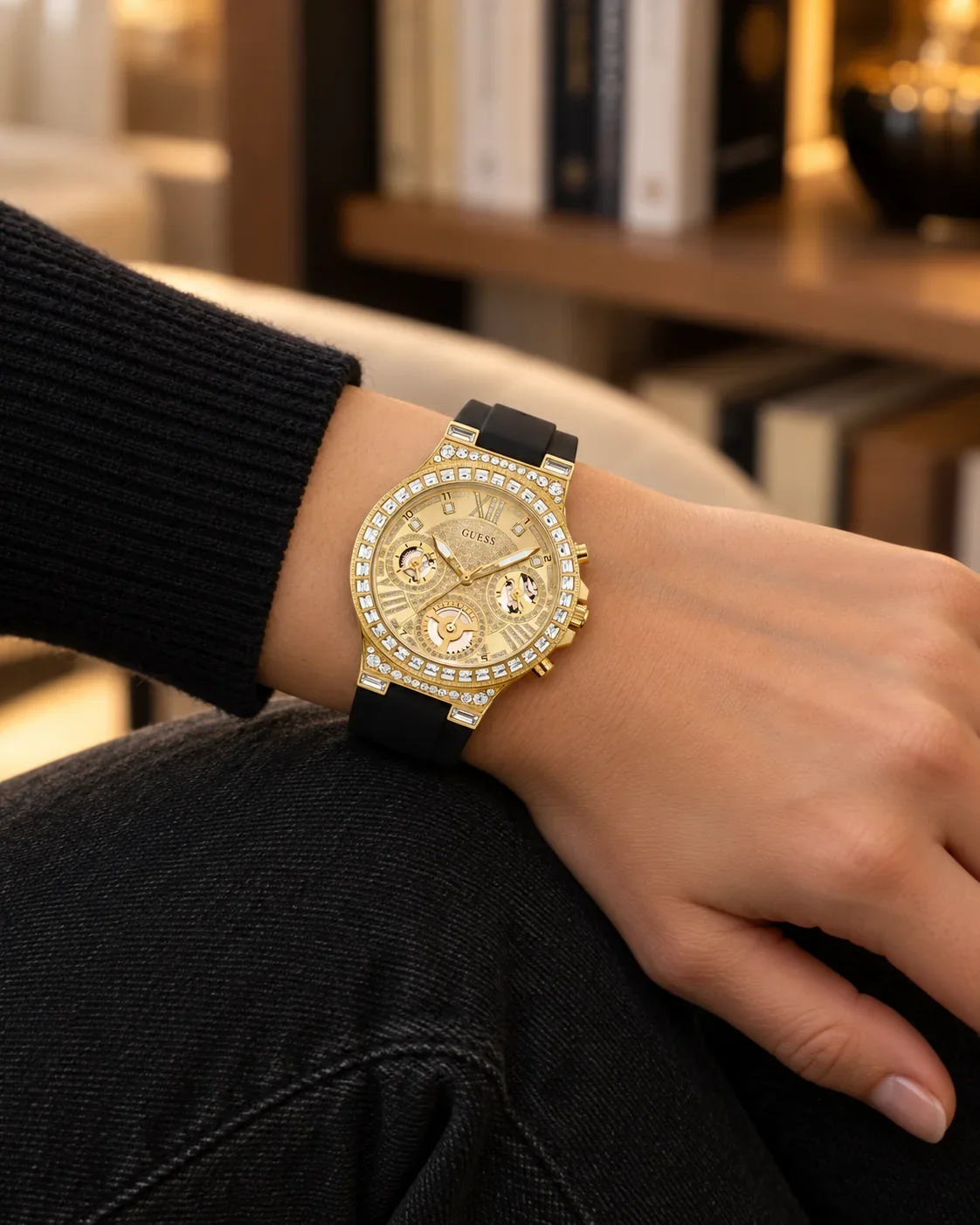 Montre femme Guess GW0257L1G portée au poignet en ville