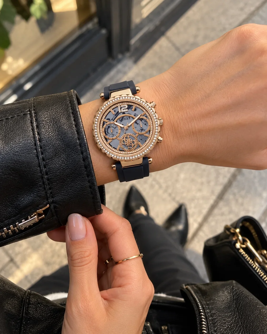Montre Guess GW0484L2 femme portée au poignet, le poignet levé pour lire l'heure