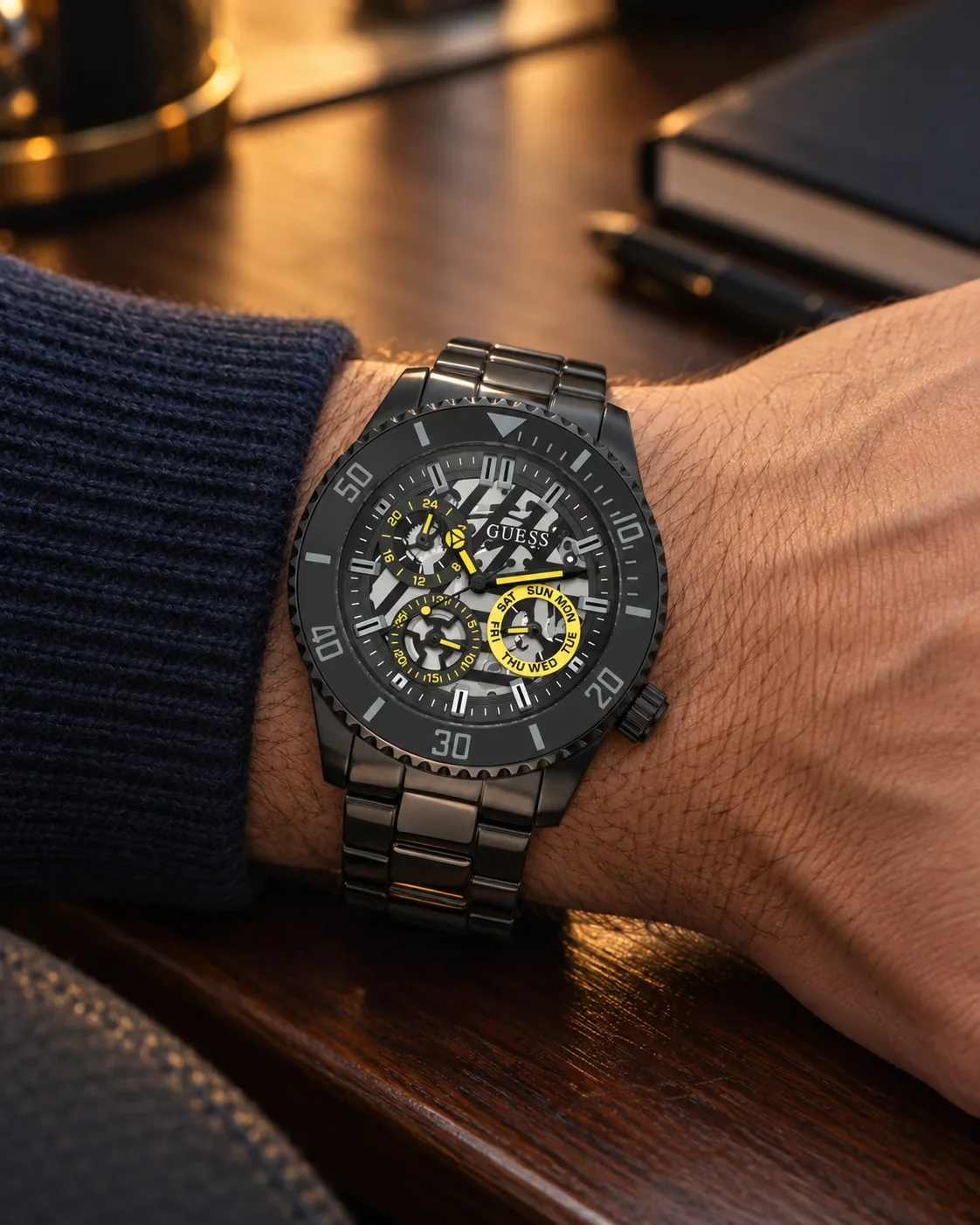 Montre homme Guess GW0488G3 portée au poignet en ville