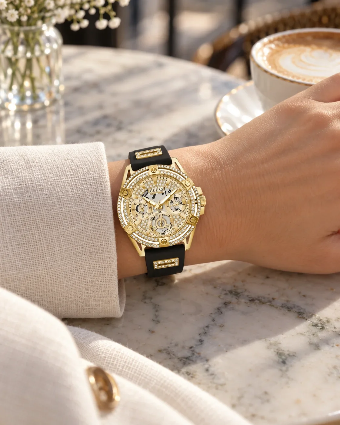 Montre femme Guess GW0536L3 portée au poignet en ville