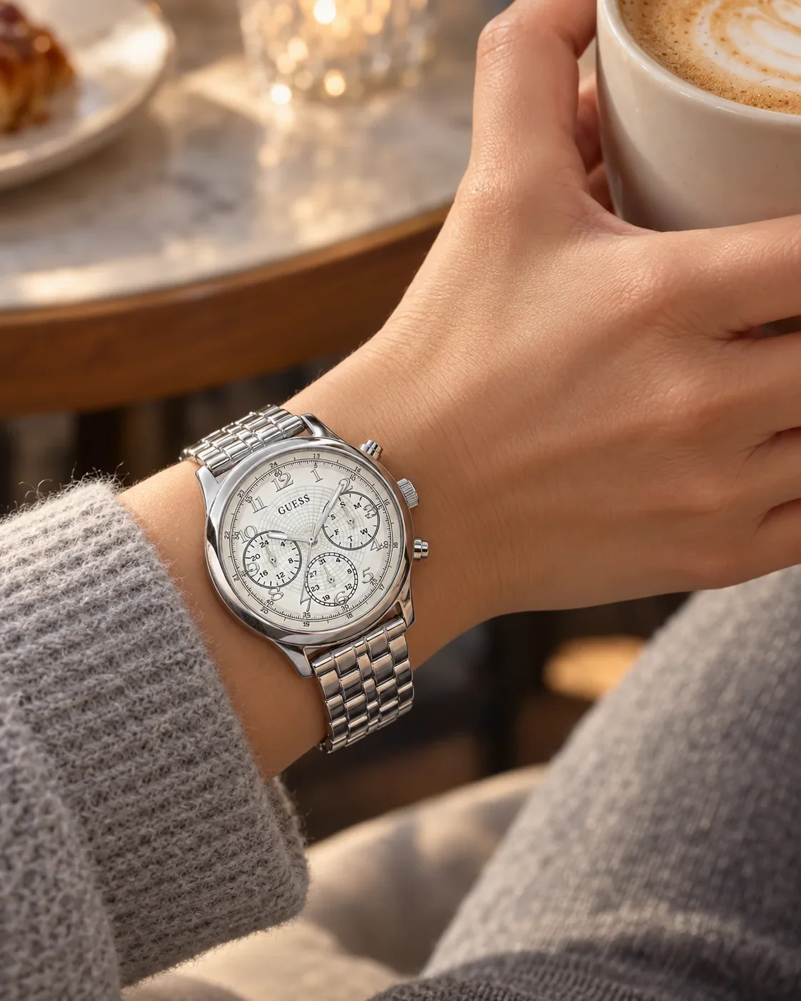 Détail cadran Guess W1018L1 avec index bâtons et aiguilles dauphine, guichet date à 3h, lisibilité parfaite