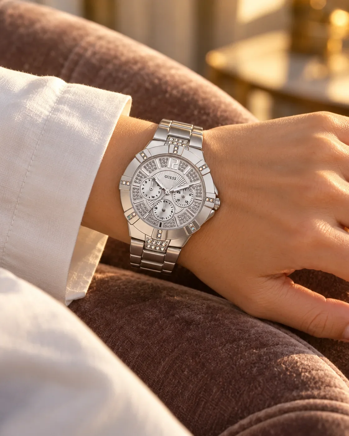 Détail cadran Guess W11624L1 affiche trois compteurs chrono et date, index bâtons appliqués