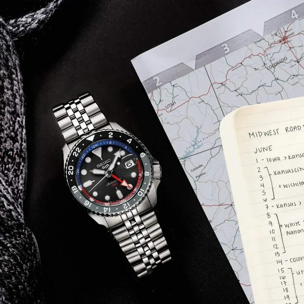 Seiko SSK019K1 cadran noir index GMT aiguilles automatique gros plan